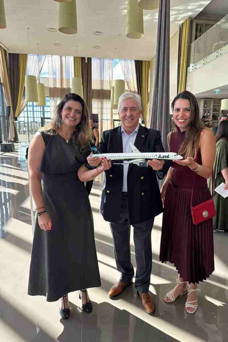 A diretora Giuliana Mesquista e a gerente sênior da Azul Viagens, Fernanda Peranhos, presentearam Dr. Jorge Rebelo de Almeida com uma maquete do avião da empresa