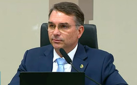Fl&aacute;vio Bolsonaro repete alega&ccedil;&atilde;o falsa sobre urnas eletr&ocirc;nicas em evento