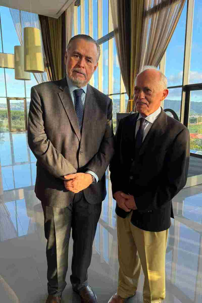 O embaixador do Brasil em Portugal, Raimundo Carreiro Silva, com o publisher do Correio da Manhã, Cláudio Magnavita