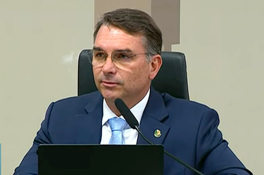 Fl&aacute;vio Bolsonaro repete alega&ccedil;&atilde;o falsa sobre urnas eletr&ocirc;nicas em evento