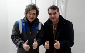 Milei posta foto com Fl&aacute;vio Bolsonaro e projeta avan&ccedil;o da direita
