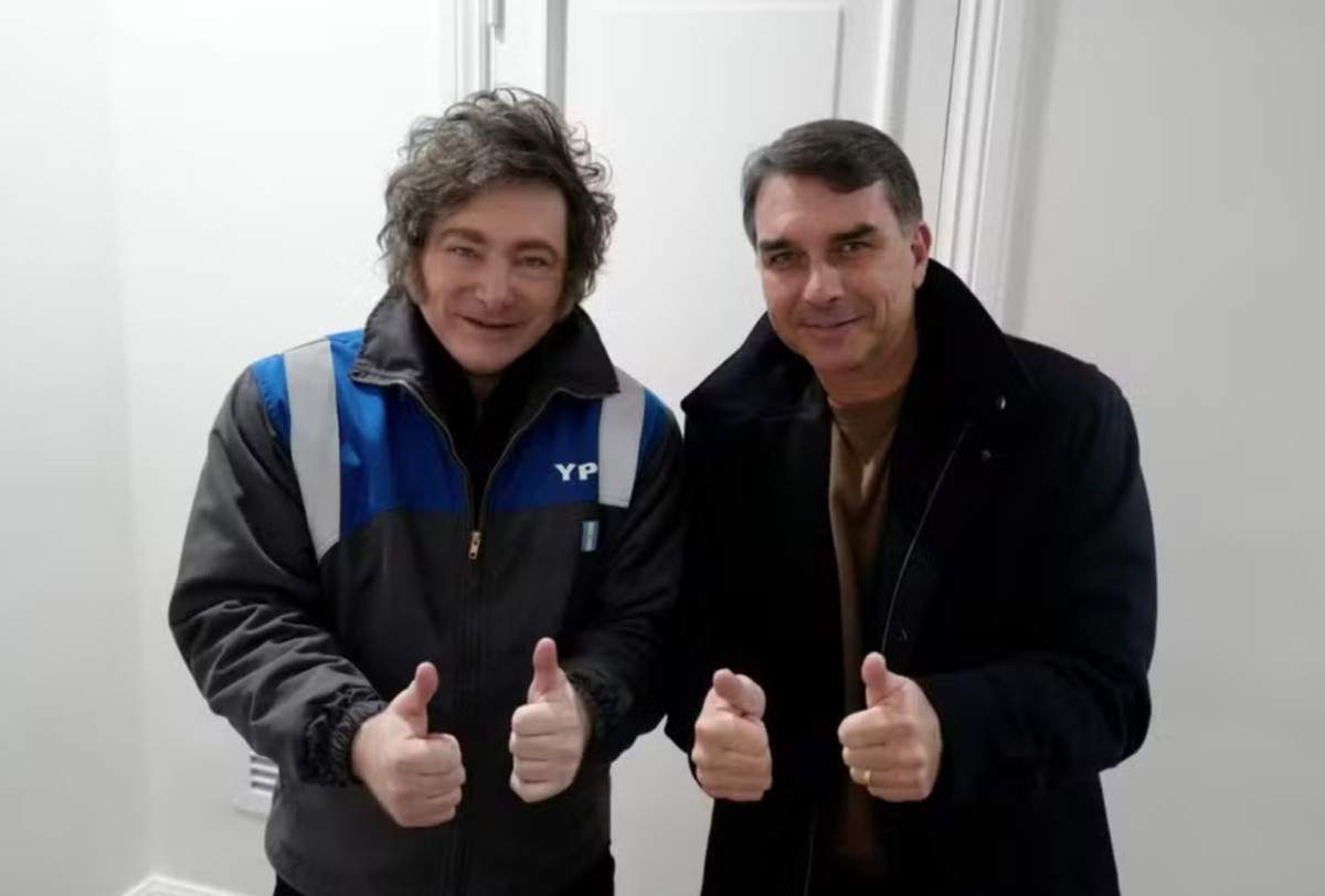 Milei posta foto com Fl&aacute;vio Bolsonaro e projeta avan&ccedil;o da direita