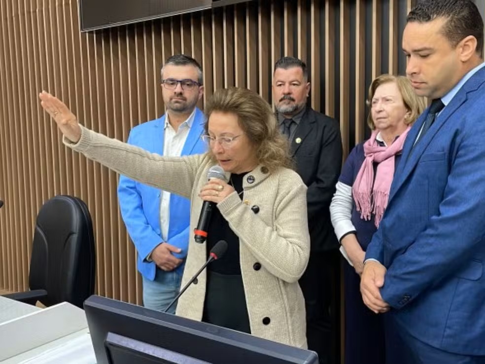 Elaine Maria Brambilla (PSD) toma posse na Prefeitura de Araras