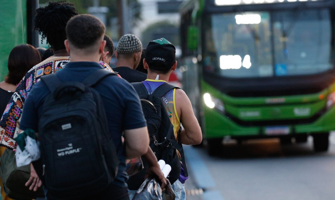 Greve de &ocirc;nibus no Rio paralisa a cidade ap&oacute;s impasse salarial