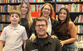 Gustavo Tutuca re&uacute;ne familiares, amigos e autoridades em lan&ccedil;amento de livro no RJ Parte I