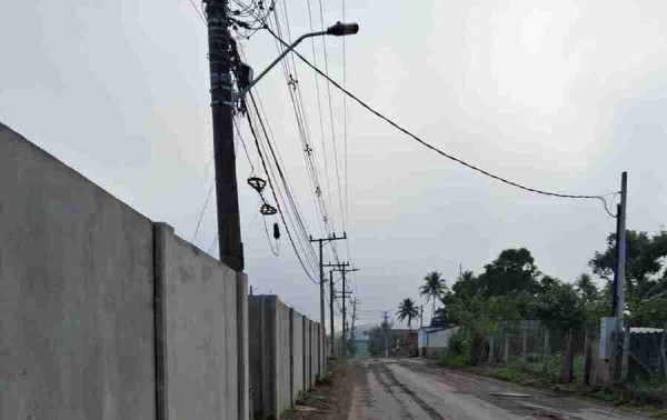 Moradores de Vassouras reclamam de impactos causados por muro da MRS