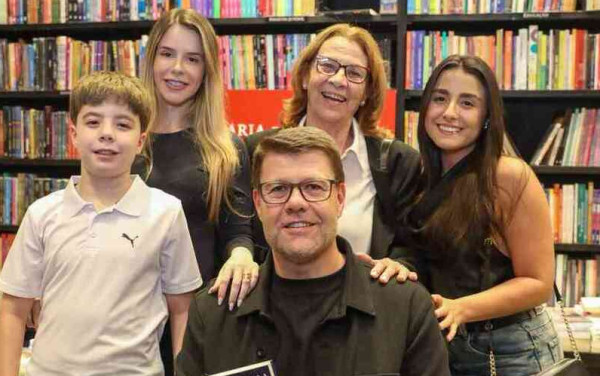 Gustavo Tutuca re&uacute;ne familiares, amigos e autoridades em lan&ccedil;amento de livro no RJ Parte I