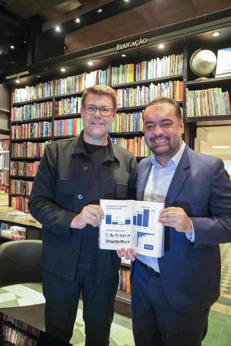 O ex-governador do Rio de Janeiro, Cláudio Castro, ao lado do seu ex-secretário e anfitrião da noite, Gustavo Tutuca