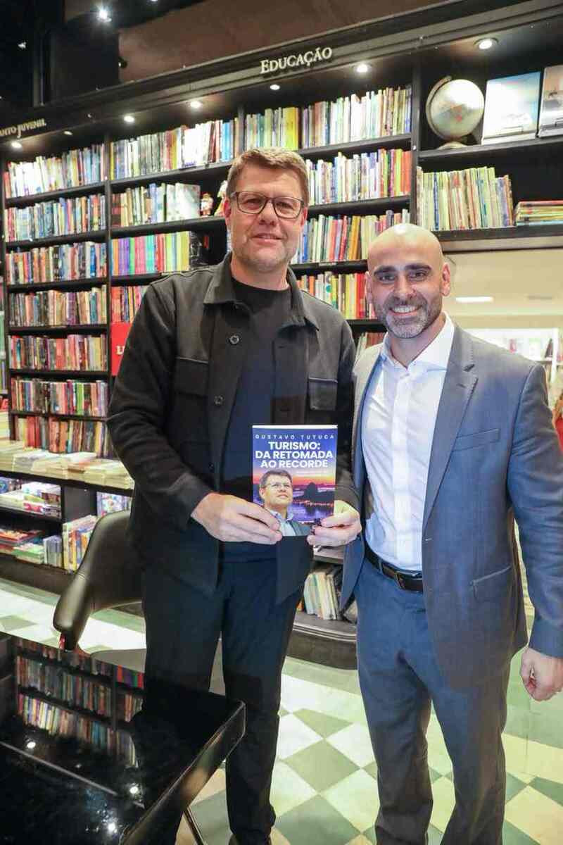 O secretário de Estado da Fazenda do RJ, Guilherme Mercês, com o anfitrião Gustavo Tutuca na Livraria da Travessa do Leblon