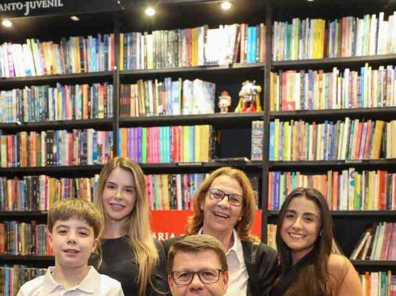 Gustavo Tutuca re&uacute;ne familiares, amigos e autoridades em lan&ccedil;amento de livro no RJ Parte I