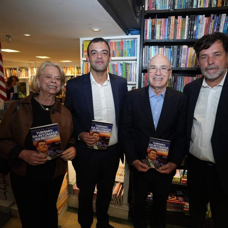 A diretora do Sesc RJ, Adriana Homem de Carvalho; o secretário de Estado de Turismo do RJ, Lucas Alves; o presidente da Fecomércio RJ, Antonio Florêncio de Queiroz; e o presidente da Turisrio, Sérgio Ricardo de Almeida