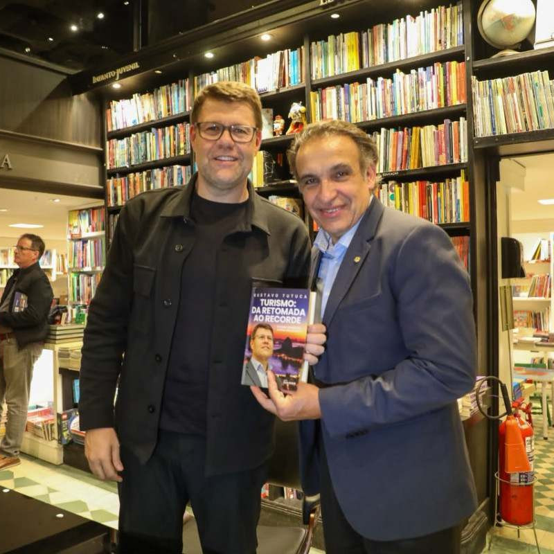 O deputado federal, Hugo Leal, esteve prestigiando a noite de lançamento do livro de Gustavo Tutuca na Travessa do Leblon