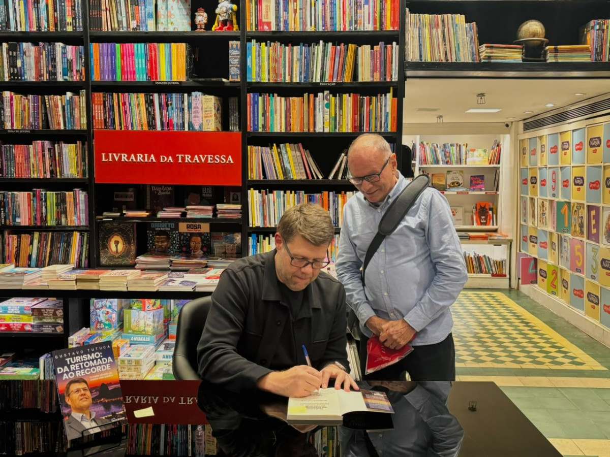 Gustavo Tutuca e Erly de Jesus, diretor de Operações da TurisRio, durante o evento de lançamento da obra na Livraria da Travessa