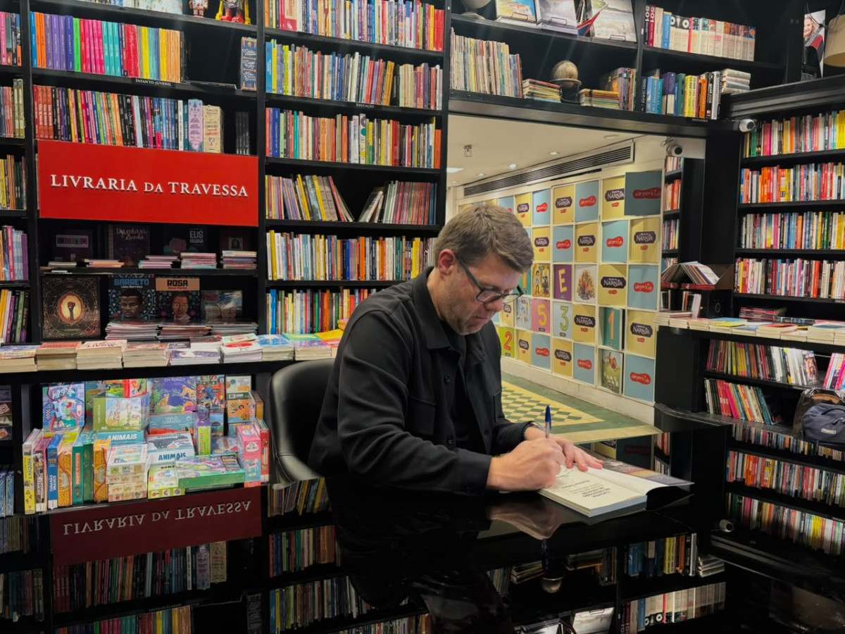 Gustavo Tutuca autografa exemplares de sua obra durante o evento de lançamento, realizado na Livraria da Travessa, no Shopping Leblon