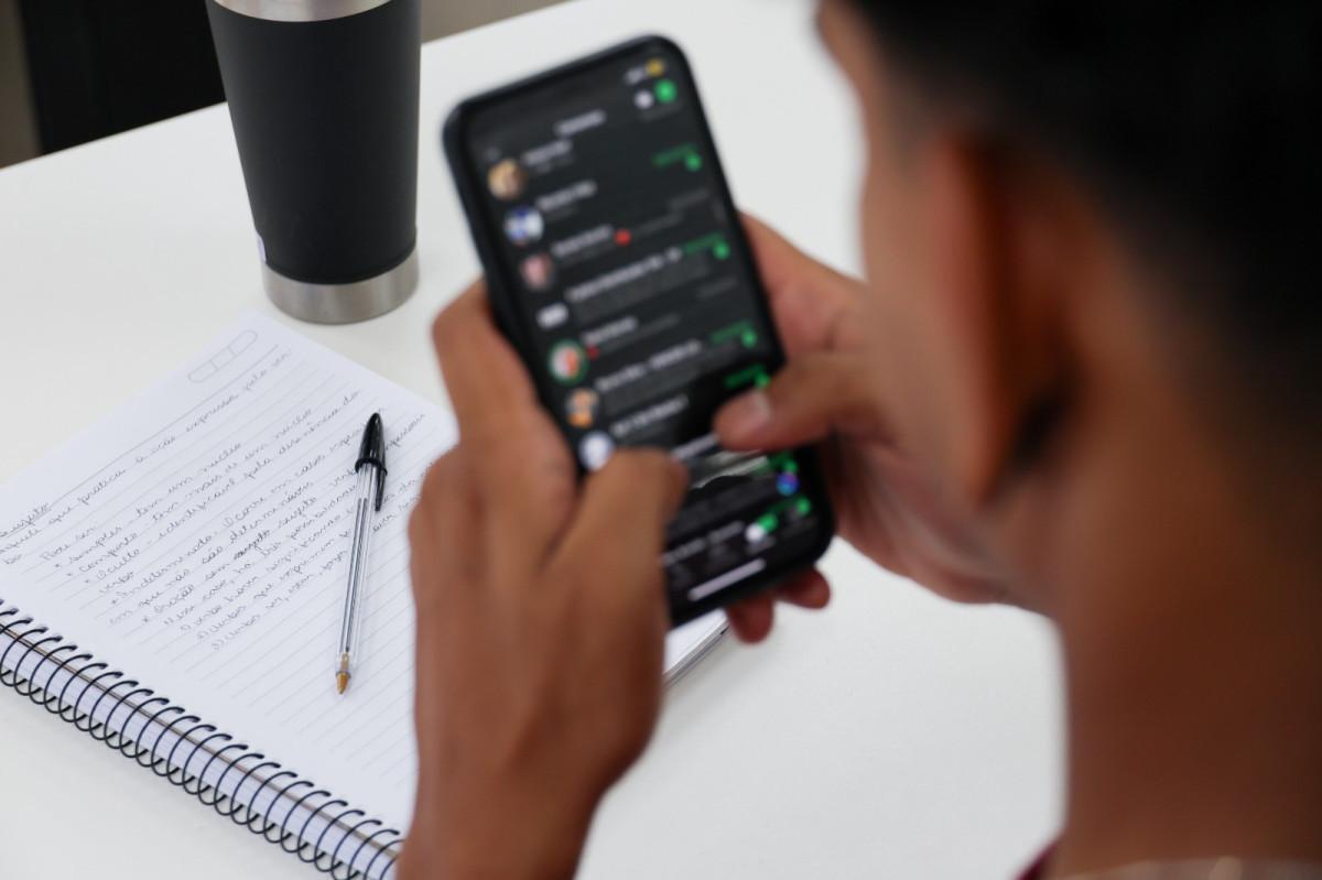 DF: 85% dos professores apontam melhora na aprendizagem sem celular em sala