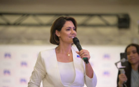 Michelle mant&eacute;m candidatura ao Senado