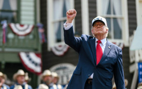 Trump exalta EUA, critica comunismo e cita o Ir&atilde;