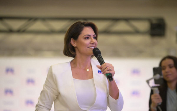 Coluna Magnavita | Michelle e Carlos Bolsonaro sentaram bem longe no plen&aacute;rio do Senado