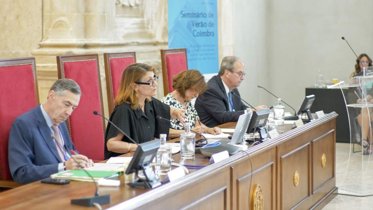 O ministro aposentado do STF, Luís Roberto Barroso; as professoras da Faculdade de Direito da Universidade de Coimbra, Catarina Sarmento e Castro e Fernanda Paula de Oliveira; com o ministro do TSE, Ricardo Villas Bôas Cueva