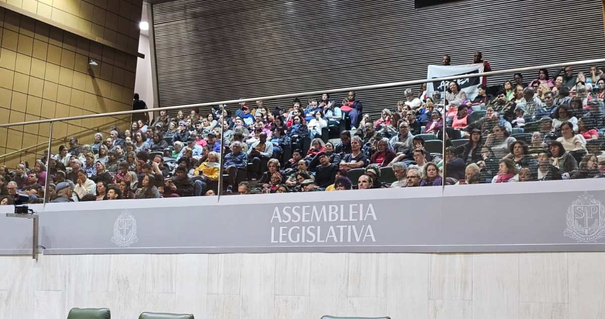 Professores lotam Alesp contra projeto