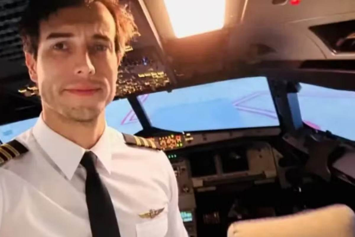 Instrutor de voo abre porta de avi&atilde;o e salta durante aula na Argentina
