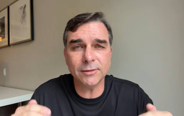 Fl&aacute;vio confirma viagem em avi&atilde;o ligado a Daniel Vorcaro