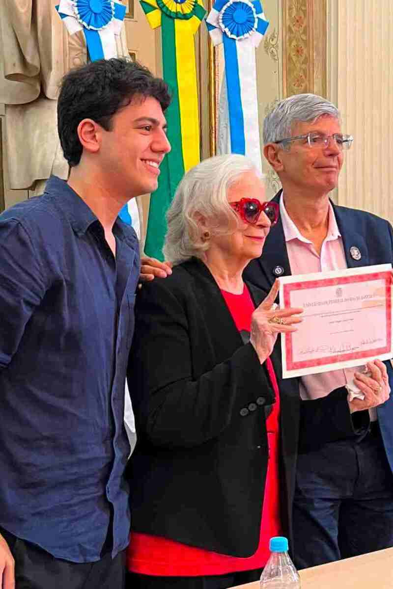 Emo&ccedil;&atilde;o marca diploma&ccedil;&atilde;o p&oacute;stuma de Stuart Angel na UFRJ