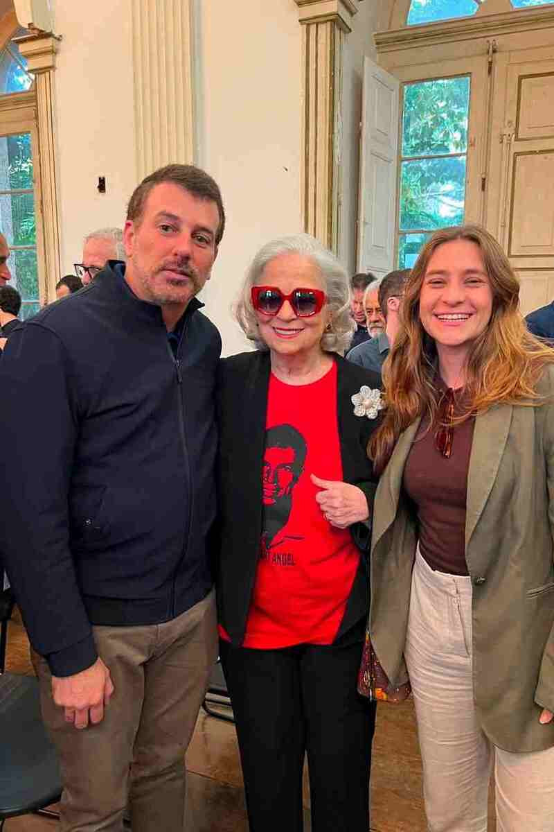 Hildegard Angel, ao centro, com o secretário municipal de Saúde, Daniel Soranz; e a vereadora de Três Rios, Bia Bogossian