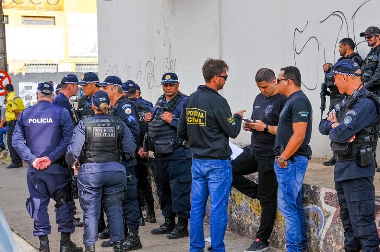 Projeto cria aux&iacute;lio‑fardamento para PMs, bombeiros e guardas