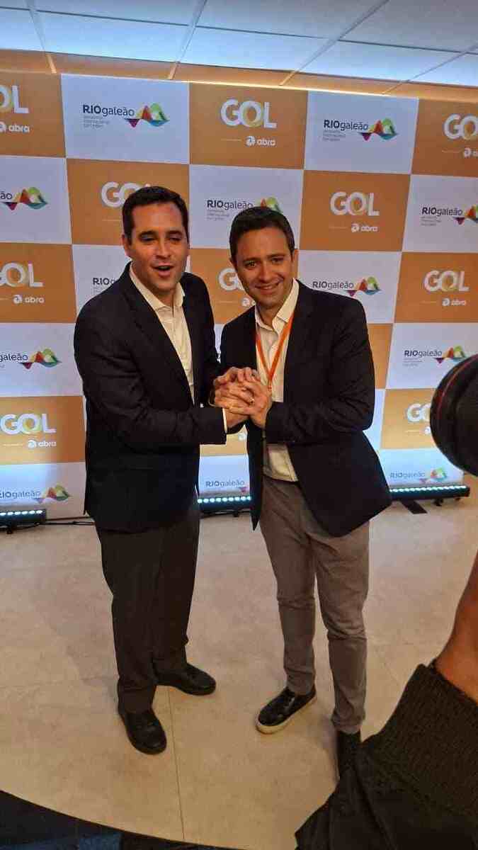 O prefeito Eduardo Cavaliere com o CEO da GOL, Celso Ferrer, durante o lançamento no Galeão