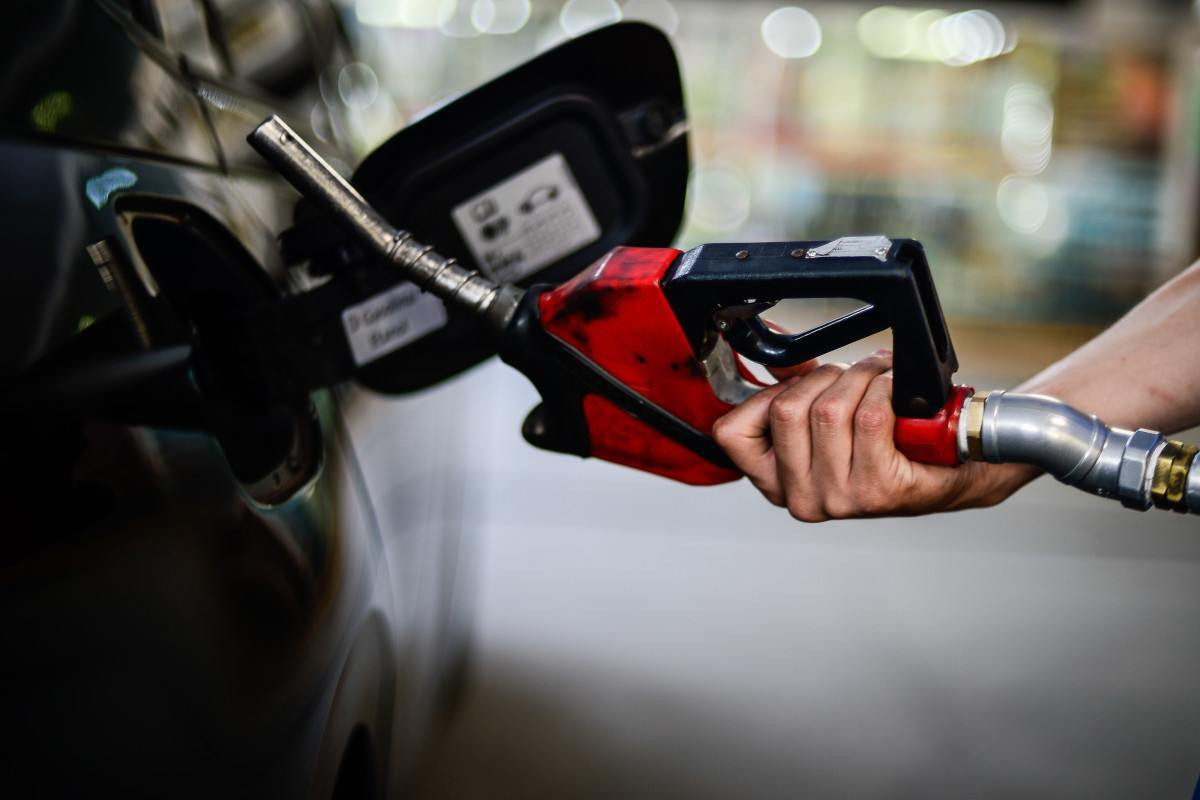 Com nova alta mundial, governo mant&eacute;m desconto na gasolina