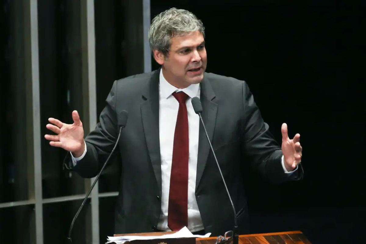 Lindbergh pergunta ao TCU se integrantes de comiss&otilde;es partid&aacute;rias podem ocupar cargos em estatais