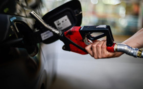 Com nova alta mundial, governo mant&eacute;m desconto na gasolina