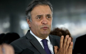 A&eacute;cio Neves avalia voltar atr&aacute;s na desist&ecirc;ncia ao Senado