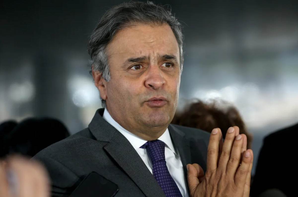 A&eacute;cio Neves avalia voltar atr&aacute;s na desist&ecirc;ncia ao Senado