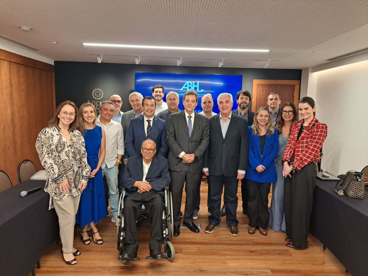 Jos&eacute; Domingo Bouzon &eacute; reeleito presidente da ABIH‑RJ