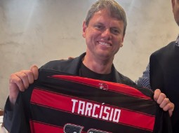 Tarc&iacute;sio treta com Simone e exp&otilde;e a novidade: o turismo pol&iacute;tico