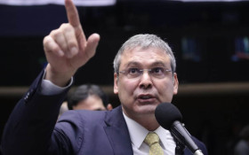 Ap&oacute;s carta, Lindbergh pede revoga&ccedil;&atilde;o da pris&atilde;o domiciliar de Bolsonaro