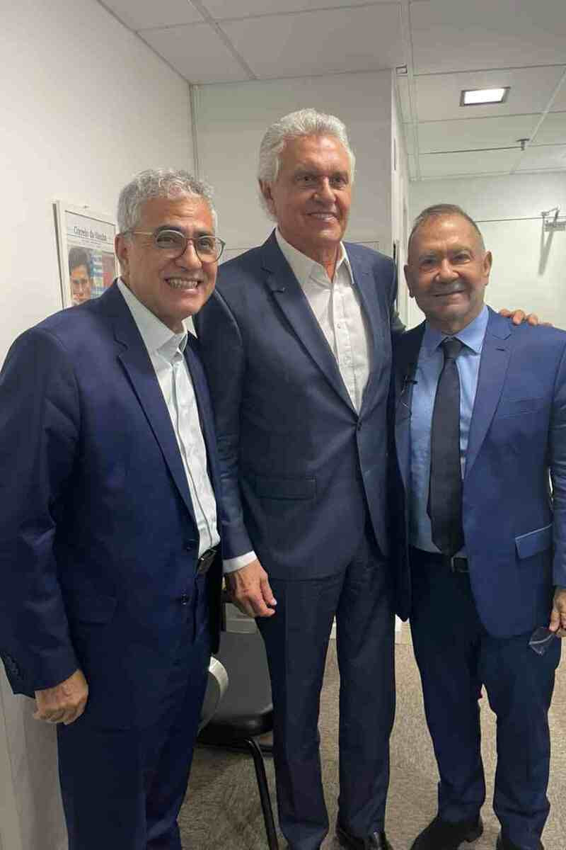 O pré-candidato à Presidência, Ronaldo Caiado, com o jornalista Ricardo Bruno (d) e o ex-deputado Christino Áureo, nos estúdios do Correio da Manhã no Rio