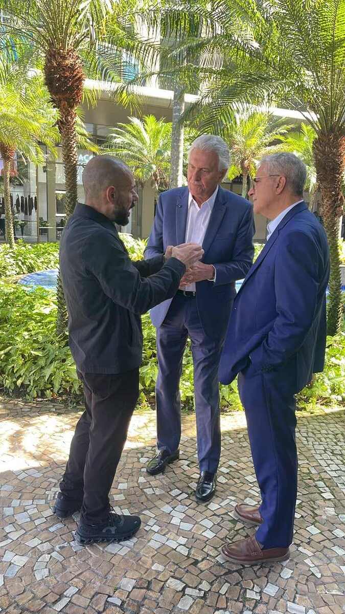 Ao chegar na Barra da Tijuca, Ronaldo Caiado com o deputado federal Sargento Portugal e Christino Áureo, ex-deputado federal