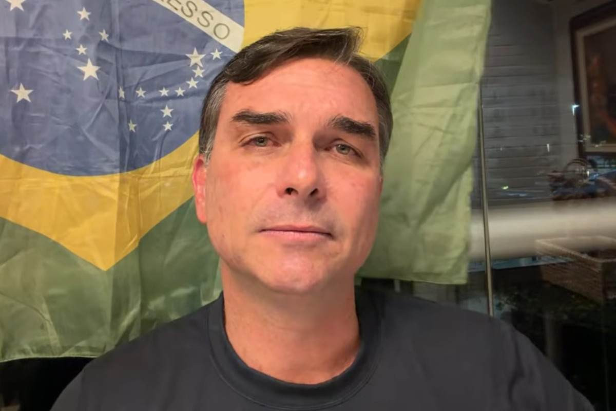 Fl&aacute;vio Bolsonaro diz que Moraes tenta impedir candidatura a presidente