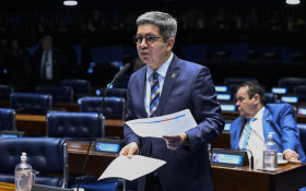 PEC do fim da 6x1 fica para o segundo semestre, diz Randolfe