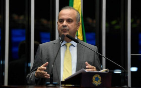 Bolsonaro pede visita de Rog&eacute;rio Marinho um dia ap&oacute;s senador contrariar Fl&aacute;vio sobre fraude eleitoral