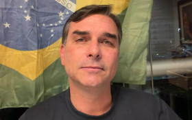 Fl&aacute;vio Bolsonaro diz que Moraes tenta impedir candidatura a presidente