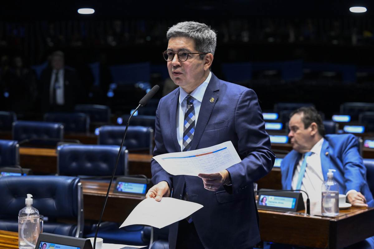 PEC do fim da 6x1 fica para o segundo semestre, diz Randolfe