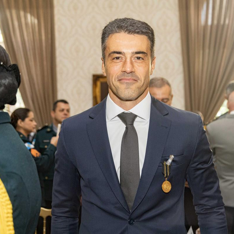 A Medalha de Mérito da Subsecretaria da Casa Militar homenageia profissionais que contribuem para o fortalecimento das instituições publicas. O delegado Sérgio Sahione, chefe de Gabinete do GSI também recebeu a honraria