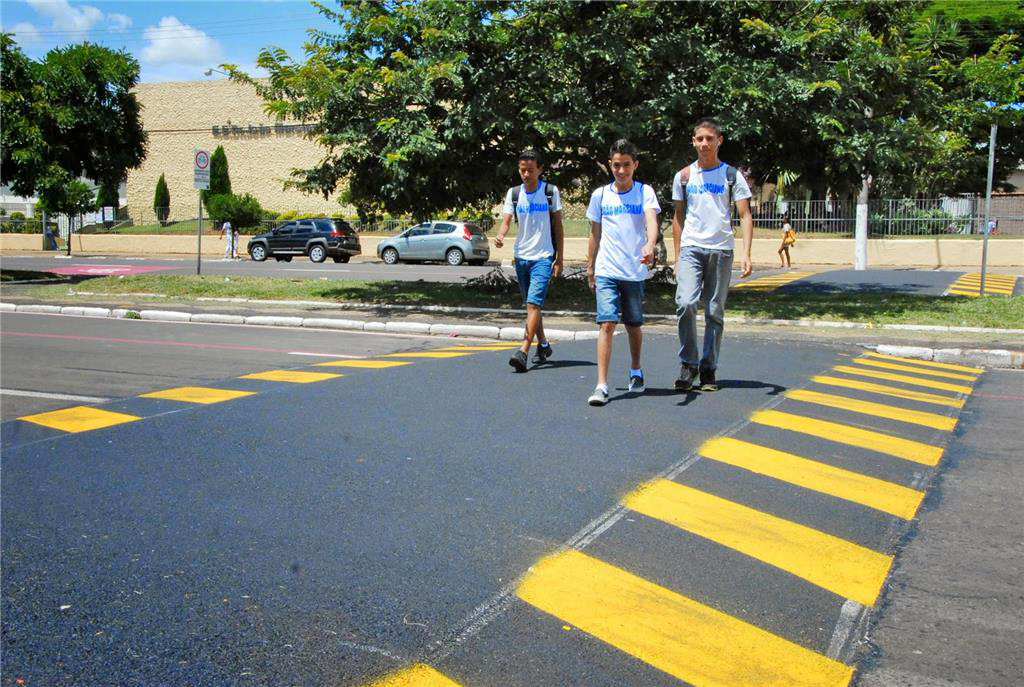 BRASILIANAS | Faixa de pedestre elevada ser&aacute; obrigat&oacute;ria em escolas e unidades de sa&uacute;de