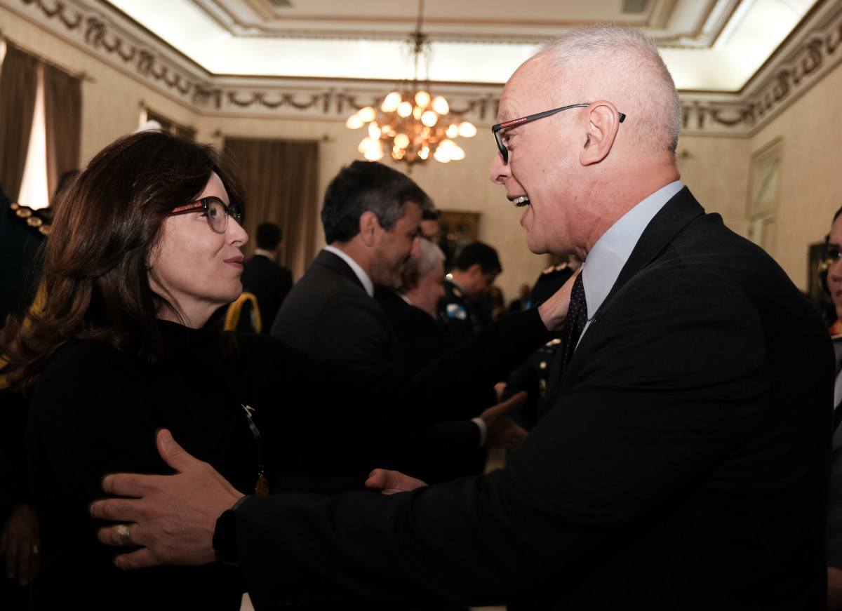 Na foto, a juíza auxiliar da Presidência do Tribunal de Justiça, Alessandra de Arau?jo Bilac Moreira Pinto, recebe a medalha do secretário de Segurança Pública, Victor Santos