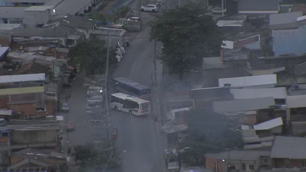 Opera&ccedil;&atilde;o no Complexo da Pedreira tem &ocirc;nibus sequestrados no Rio