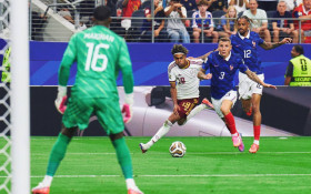 Ao som de 'ol&eacute;s', Espanha doutrina a Fran&ccedil;a e vai &agrave; final da Copa